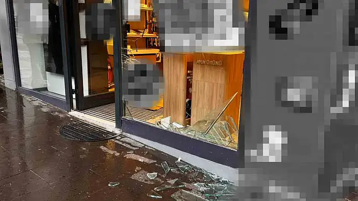 Araçla dükkana girdi, arkasına bile bakmadan kaçtı