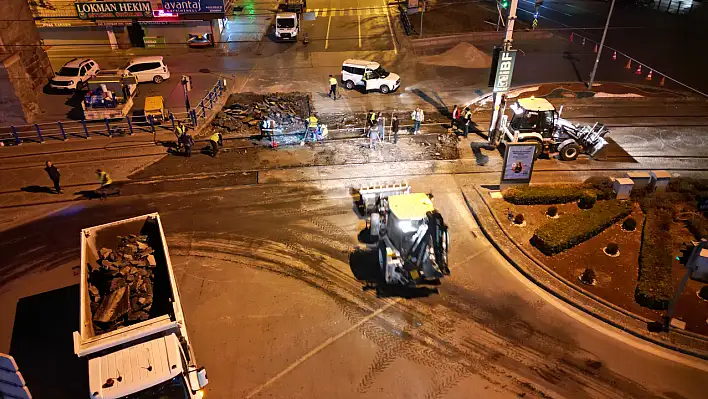 Düvenönü Kavşağı'nda gece boyu tramvay bakım çalışması yapıldı!
