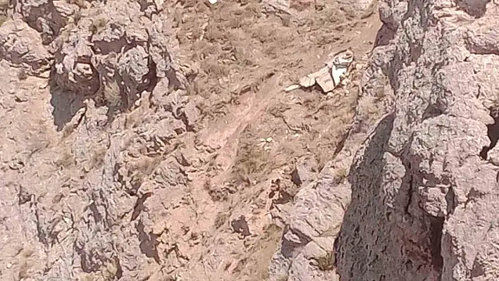 Sivas'ta otomobil uçuruma yuvarlandı