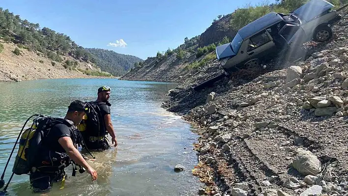 Park halindeki otomobil baraj gölüne düştü