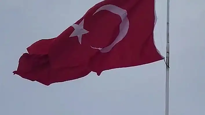 Emniyet Amirliği'nden anlamlı adım - Yıpranmış bayrak yenilendi!