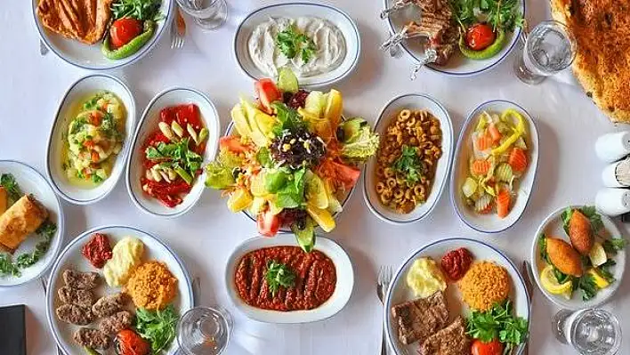 En düşük menünün 300 TL olduğu lüks restoranlarda yer bulunmuyor