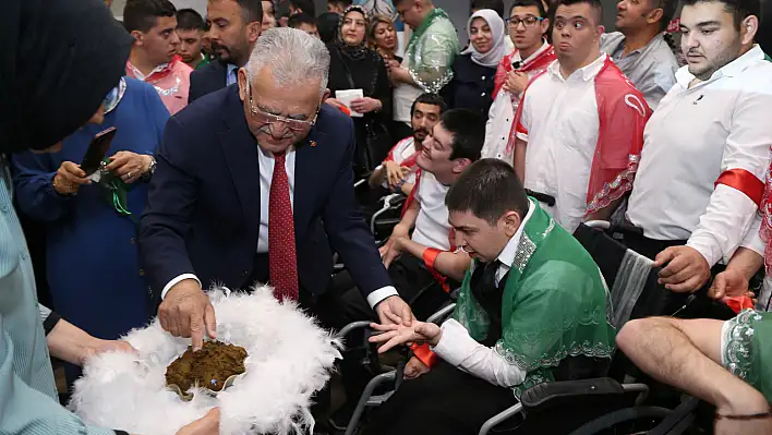 Engelsiz Yaşam Merkezi'nde temsili asker kınası dikkat çekti!