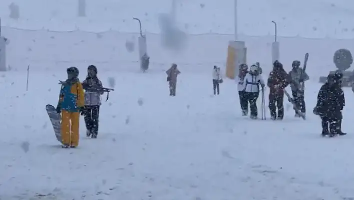 Erciyes'e lapa lapa kar yağıyor