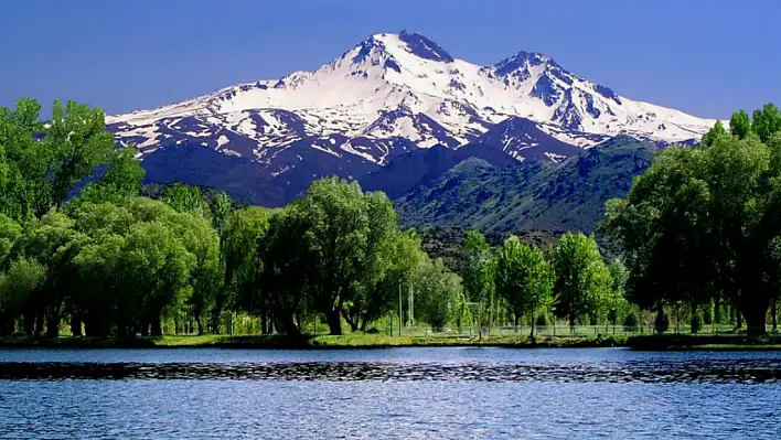 Erciyes, erimeyen kar, aşk... Bir türkü böyle ortaya çıktı!