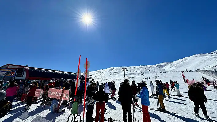 Erciyes'in Keyfini Turistler Çıkardı