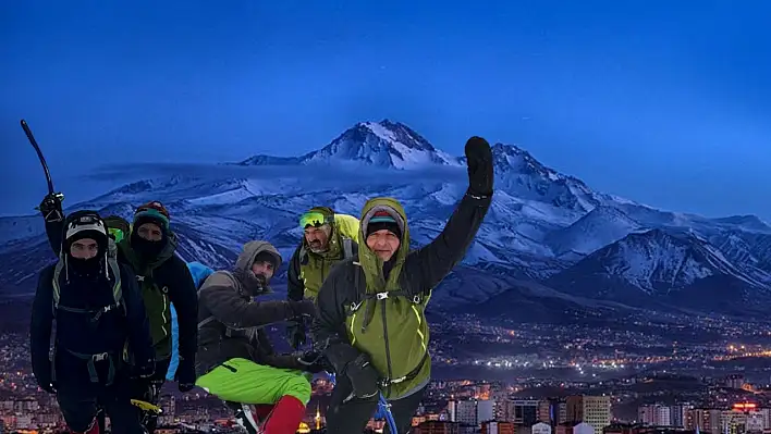 Erciyes'in zirvesinde 34 dağcıyla Dağlar Günü kutlaması!