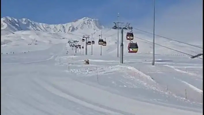 Erciyes Kayak Merkezi'ne geldi demediğini bırakmadı: Vasat personel var burada...