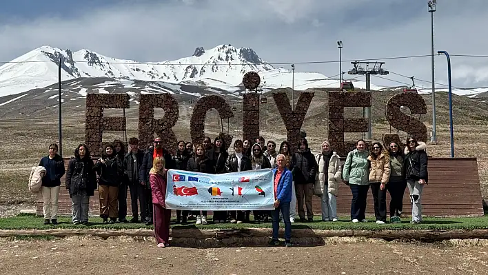 Erciyes, Romanya ve Karayipler'den gelen öğrencileri kendine hayran bıraktı