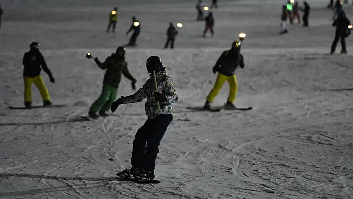 Erciyes'te gece kayağı keyfi: Meşalelerle unutulmaz deneyim