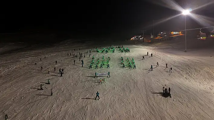 Erciyes'te gündüz ayrı gece ayrı: Rağbet bitmiyor!