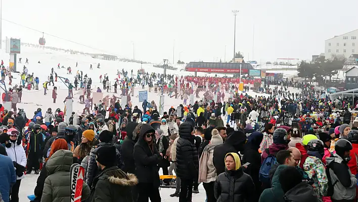 Erciyes'te iğne atsan yere düşmüyor!