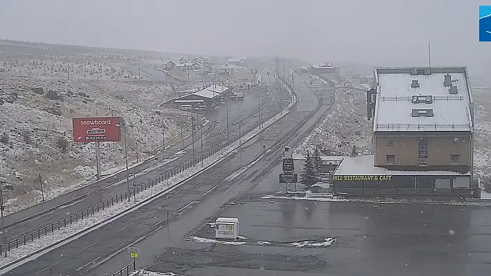 Erciyes'te kar yağışı sürüyor!  Pistler beyaz renge büründü...