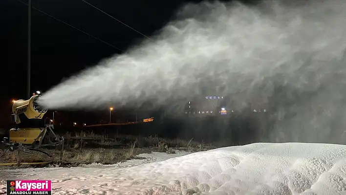 Erciyes'te kayak pistlerine suni kar yağdırılıyor