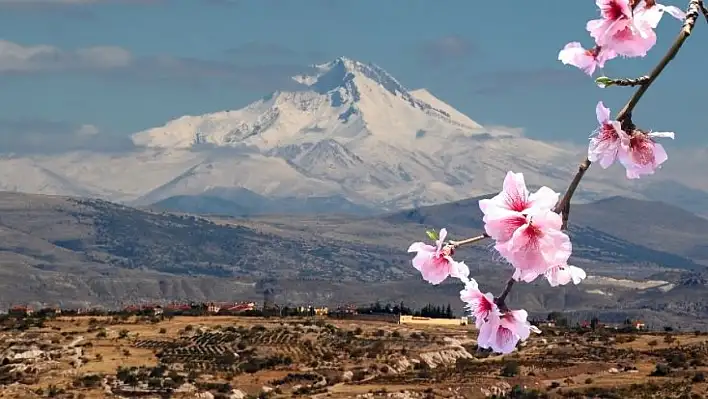 Erciyes'te kış bitti, kartpostallık bahar başladı: Beyazın yerini renkler aldı