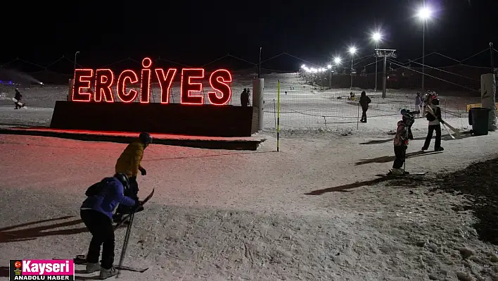 Erciyes'te meşaleli yeni yıl kutlaması