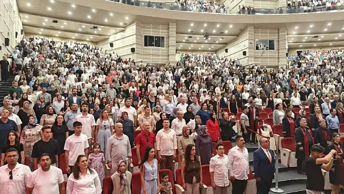 Erciyes Üniversitesi Tıp Fakültesi'nde 51. dönem mezuniyet sevinci