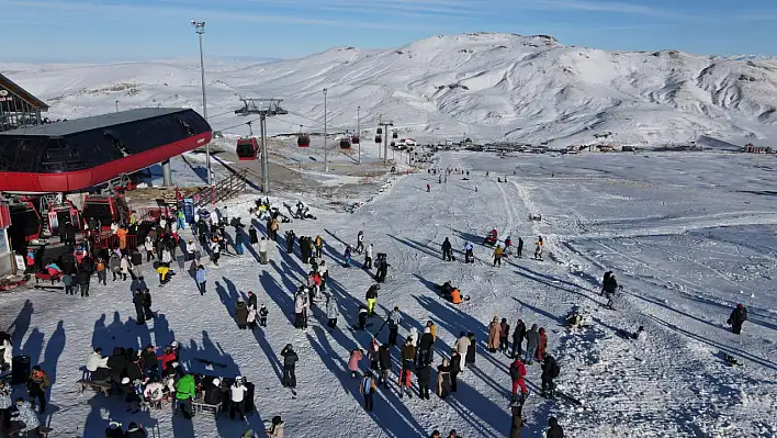 Erken sezon açan Erciyes'e rekor ziyaretçi!