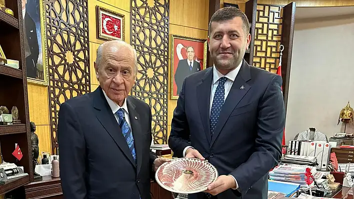 Ersoy, Devlet Bahçeli'ye Kayseri Pastırması Hediyesi Etti