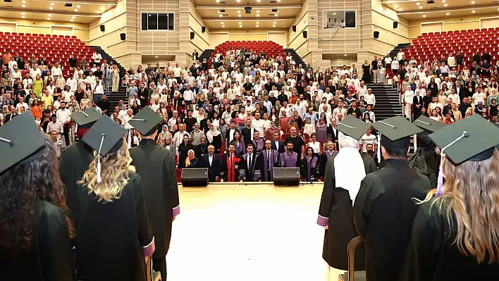 ERÜ Diş Hekimliği Fakültesi mezuniyet coşkusu yaşadı