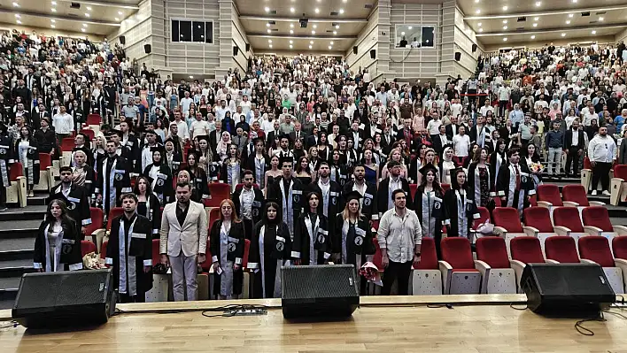 ERÜ İletişim Fakültesi'nde mezuniyet coşkusu