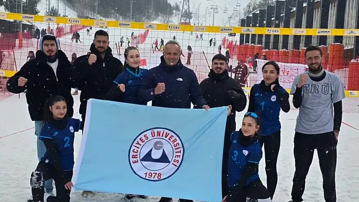 Kar Voleybolu'nda Erciyes'ten İki Başarı!