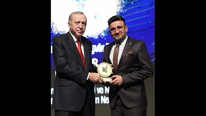 ERÜ'lü akademisyen ödülünü Cumhurbaşkanı Erdoğan'dan aldı!