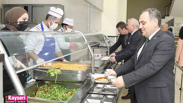 ERÜ Rektörü Altun, Ramazan'ın ilk iftarında öğrencilerle buluştu