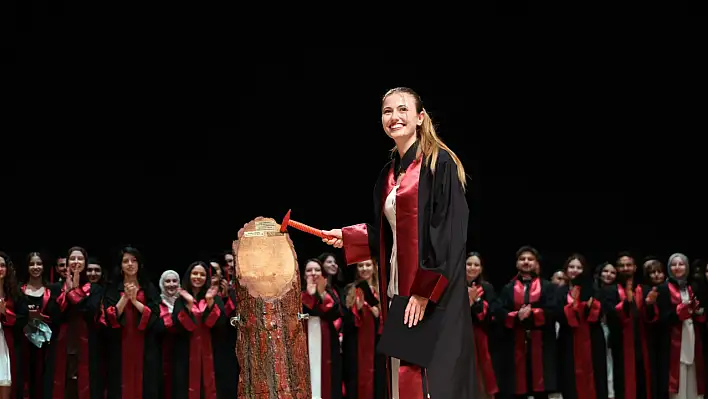 ERÜ Veterinerlik Fakültesi'nde 103 öğrenci mezuniyet sevinci yaşadı!