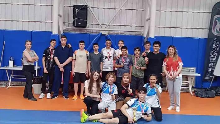 ERVA Spor Okulları Badminton'da madalyaları topladı