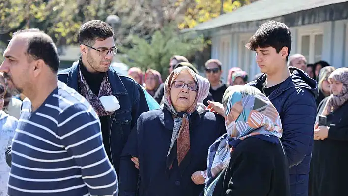 Şiddet kurbanı doktor son yolculuğuna uğurlandı