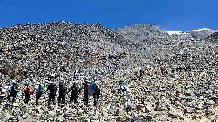 Eskişehirli dağcılar Ağrı Dağı'nın zirvesine tırmandı