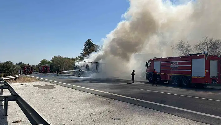 Ev eşyası yüklü tır alev alev yandı!