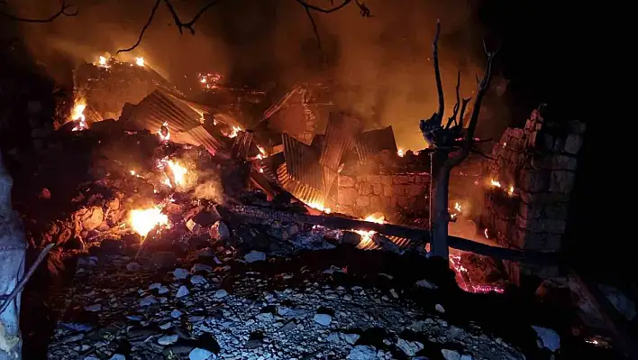 Adana Aladağ'da korkutan yangın: Yaşlı kadına ulaşılamıyor