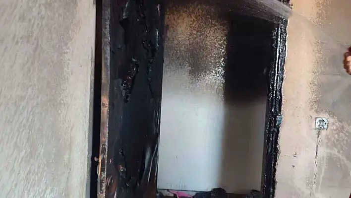 Bir evde çıkan yangın eşyaları kullanılamaz hale getirdi