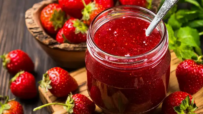 Evde lezzetli çilek reçeli yapmanın püf noktaları