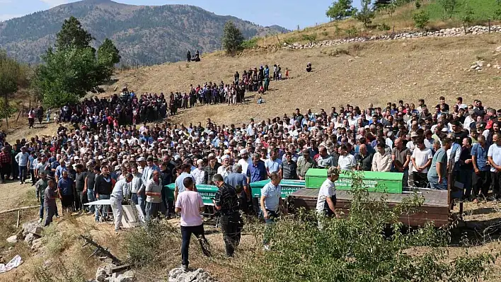 Kozan'da araç uçuruma yuvarlandı