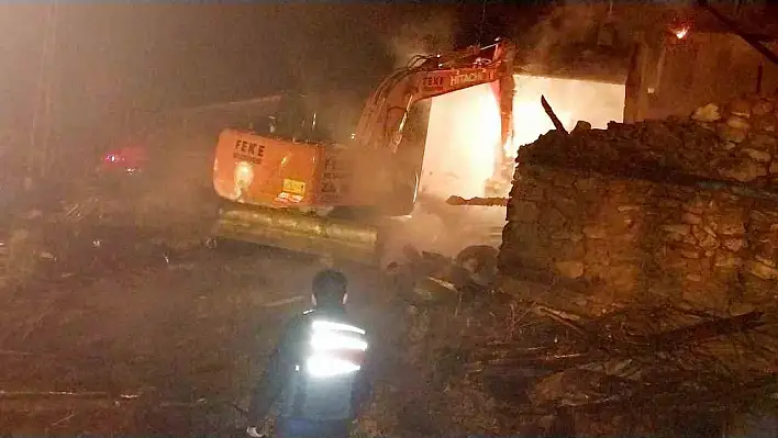 Adana'da büyük yangın: Bir ev tamamen yok oldu