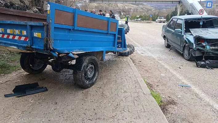 Sivas'ta otomobil ile çapa motoru çarpıştı!