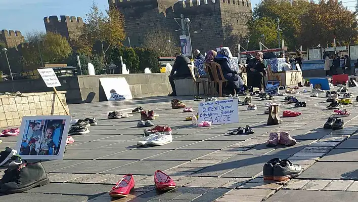 Cumhuriyet Meydanı'nda onlarca ayakkabı!