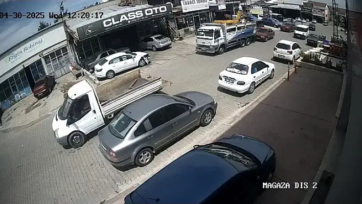 Freni boşalan kamyon geri kaçtı çok sayıda araca çarptı!