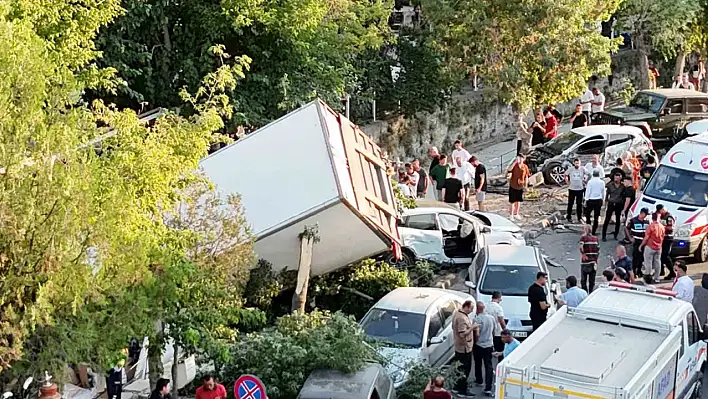 Nevşehir'de kamyon sürücüsü 10 araca çarpıp, kanala düştü