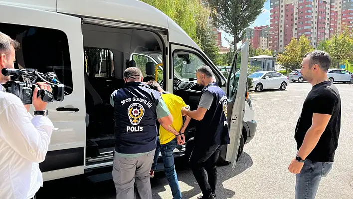 Futbolculara saldıran taraftar serbest bırakıldı