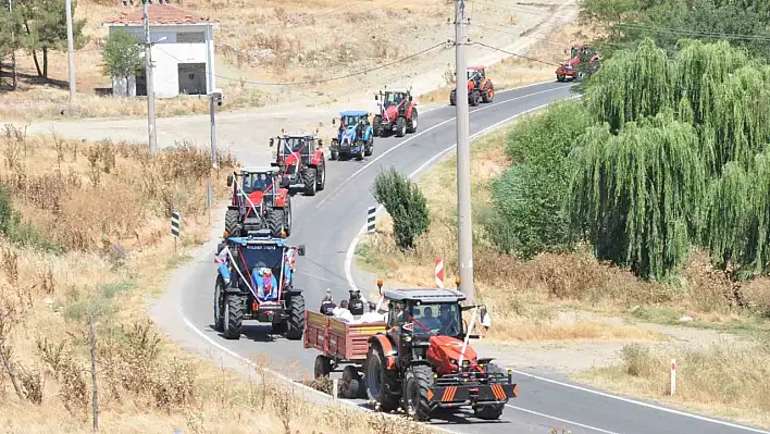 Traktör gelin arabası oldu: Konvoya 50 traktör katıldı