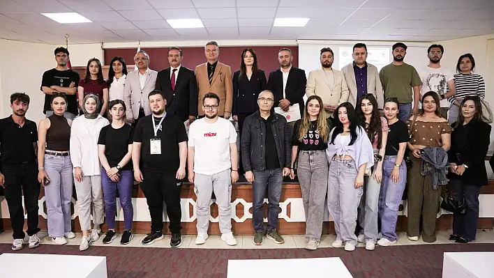 Genç iletişimciler usta gazetecilerle buluştu