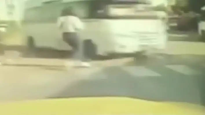 Yolcu minibüsü kontrolden çıktı: Genç kız ezilmekten son anda kurtuldu