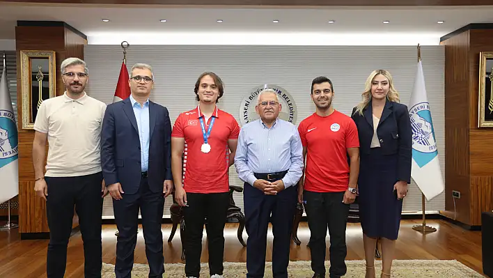 Genç sporcuyu Başkan Büyükkılıç makamında ağırladı!