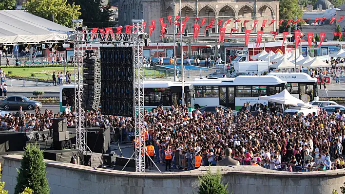 Gençler Cumhuriyet Meydanı'na akın etti!  İşte son görüntüler…