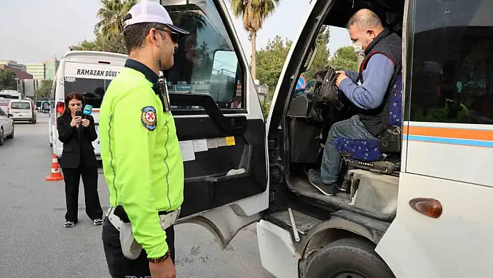 Ceza kesilen sürücü çileden çıktı: 'Bu trafikte korna gerekli ki çalıyoruz'