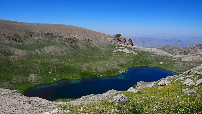 Giden bir kez daha gidiyor!